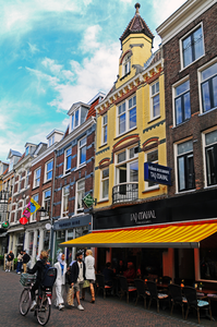 904773 Gezicht op de Jugendstil-voorgevel van het pand Zadelstraat 32 (restaurant Taj Mahal) te Utrecht.